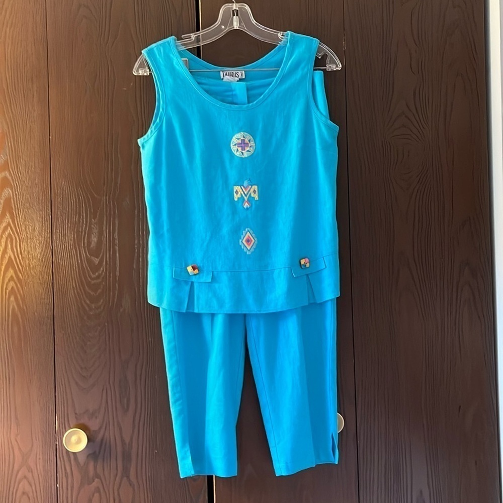Taurus II turquoise 2pc. Sleeveless top and capris. Size 8P Linen blend